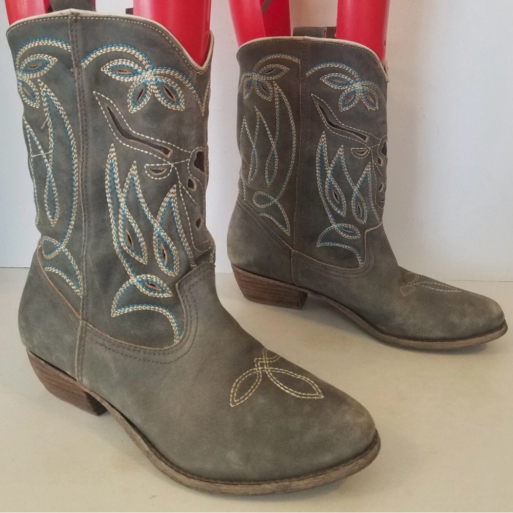 NWOT Matisse Grey Suede Embroidered Western Heeled Boots